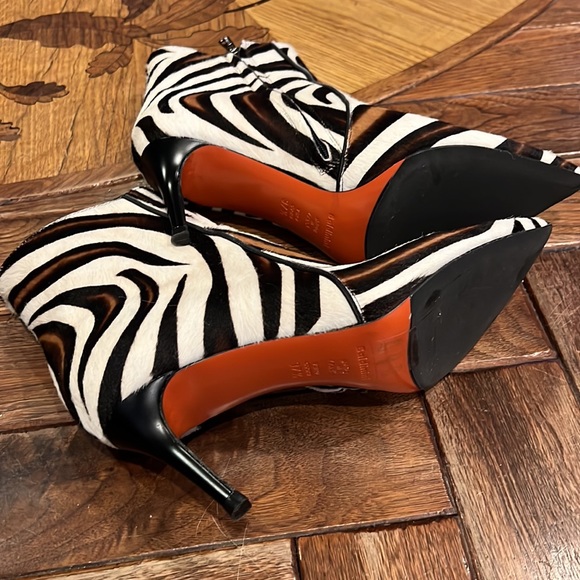 Italian made ankle book w side zipper. 2” heel.  Cowhide. exotic and sexy look - Picture 3 of 4
